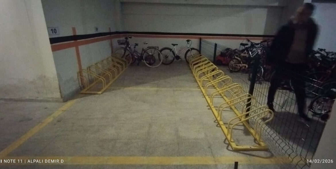 Ankara kapalı otoparkta sarı demir bisiklet park yerleri ve bisikletler